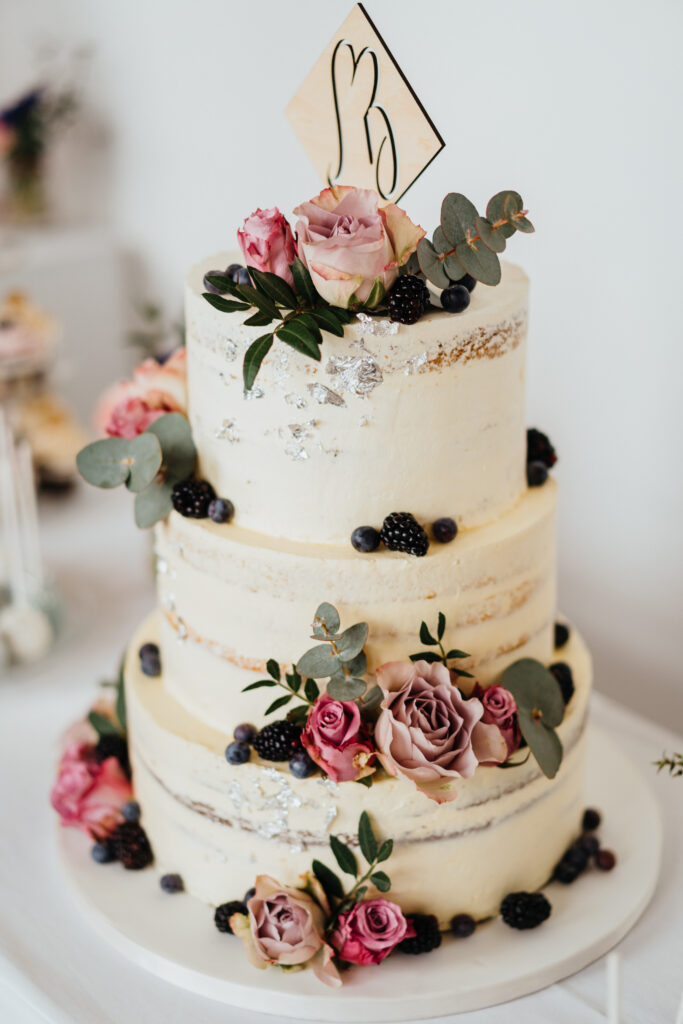 Moderne Hochzeitstorte von Zuckersüß und lecker Brot